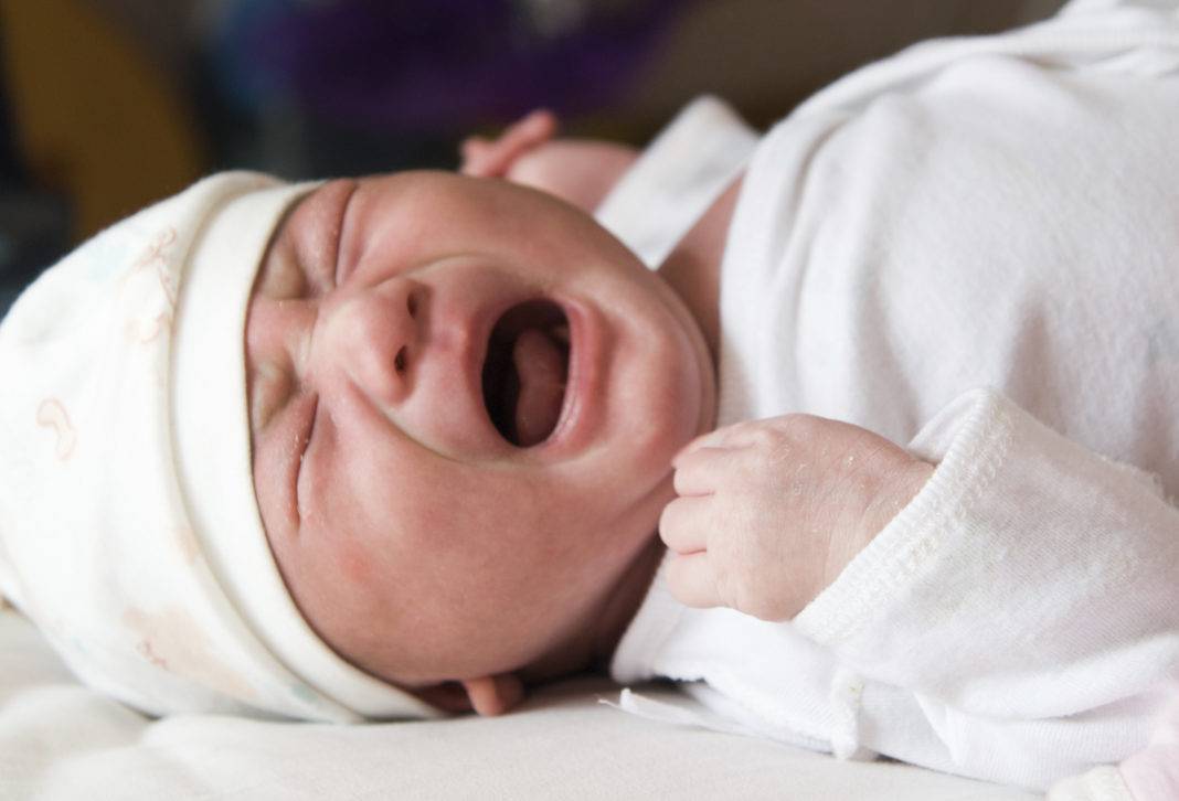 Опасность и основные причины, по которым новорожденный вздрагивает во сне