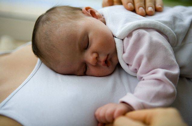 Выкладывание новорожденного на живот как это делать правильно