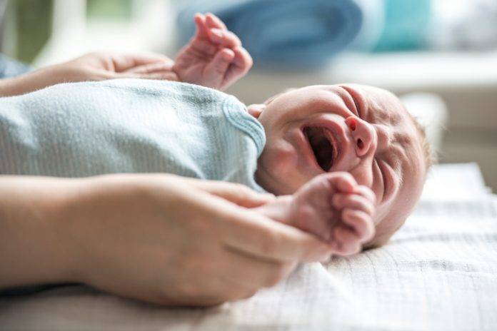 Почему новорожденный ребенок вздрагивает во сне