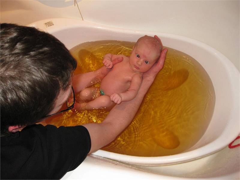 Когда лучше купать новорожденного: до или после еды, можно ли и через сколько после кормления ребенка рекомендуется проводить водные процедуры?