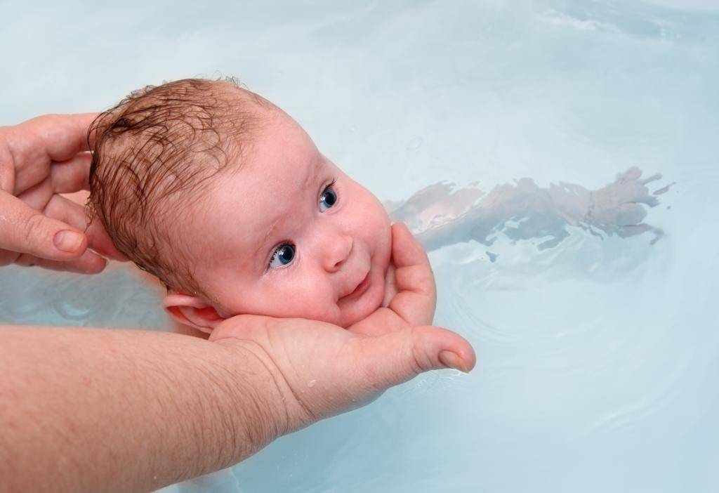 Почему ребенок плачет во время купания — что делать
