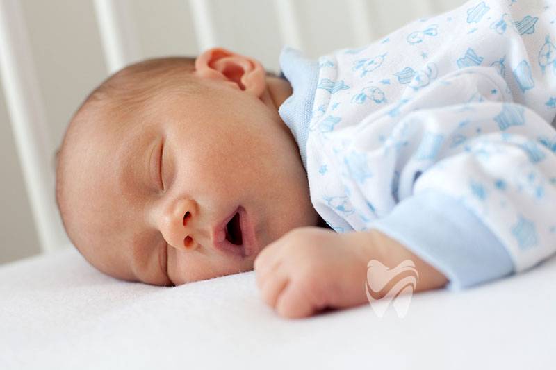 Шумное дыхание у ребенка во сне