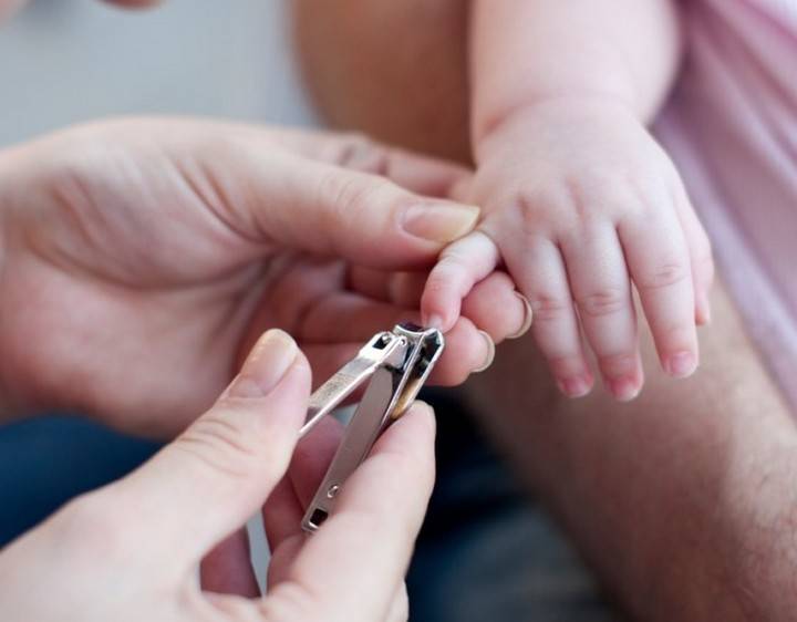 Правила и особенности стрижки ногтей новорожденному ребенку. как подстричь в первый раз?