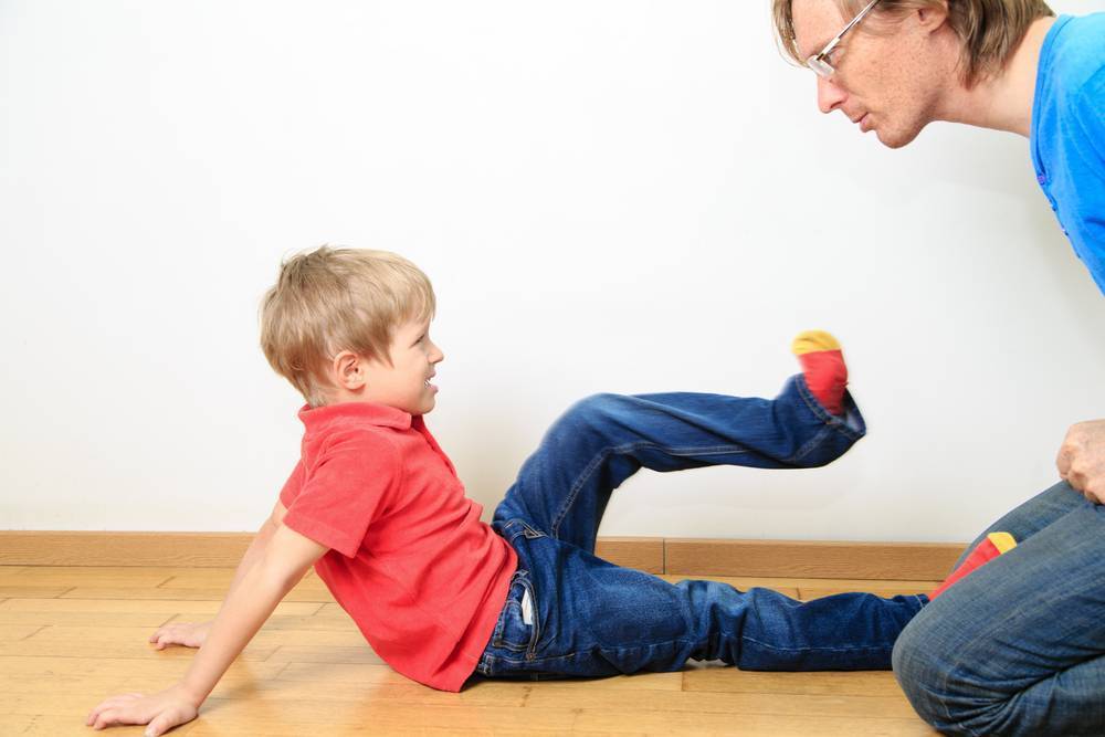 Ребенок бьет себя во время кормления. что можно с этим сделать? ответ