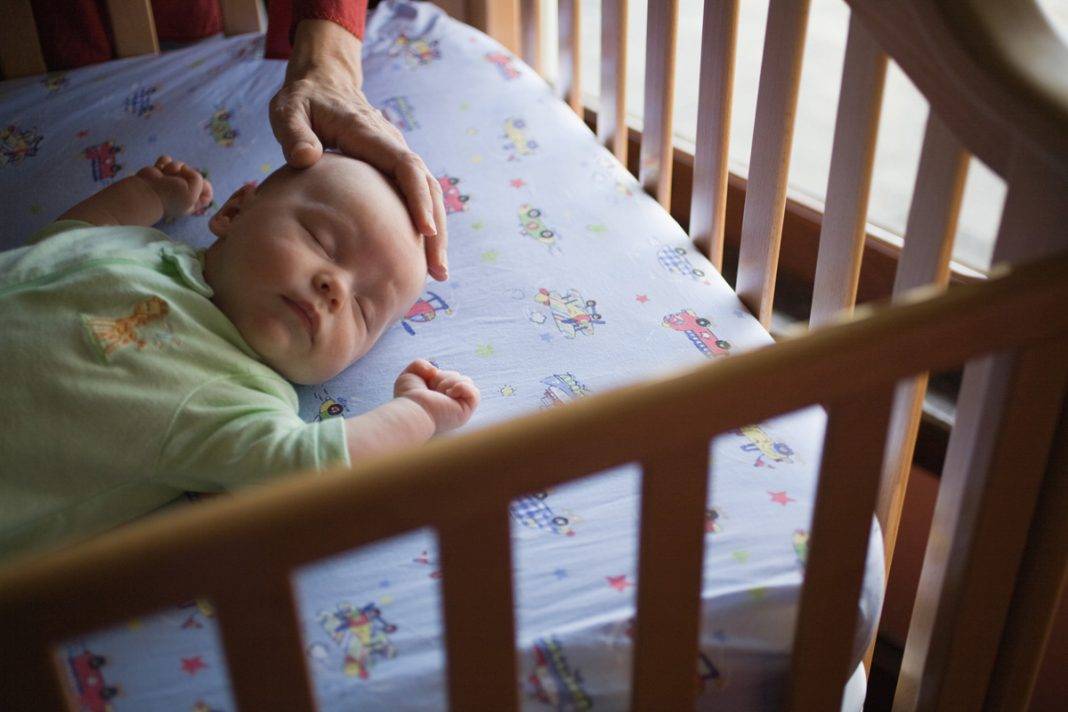 Почему ребенок сильно плачет перед сном и выгибается