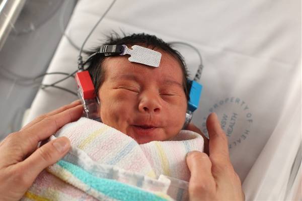 Знаменитая методика! как проверяют слух у новорожденных  в домашних условиях?