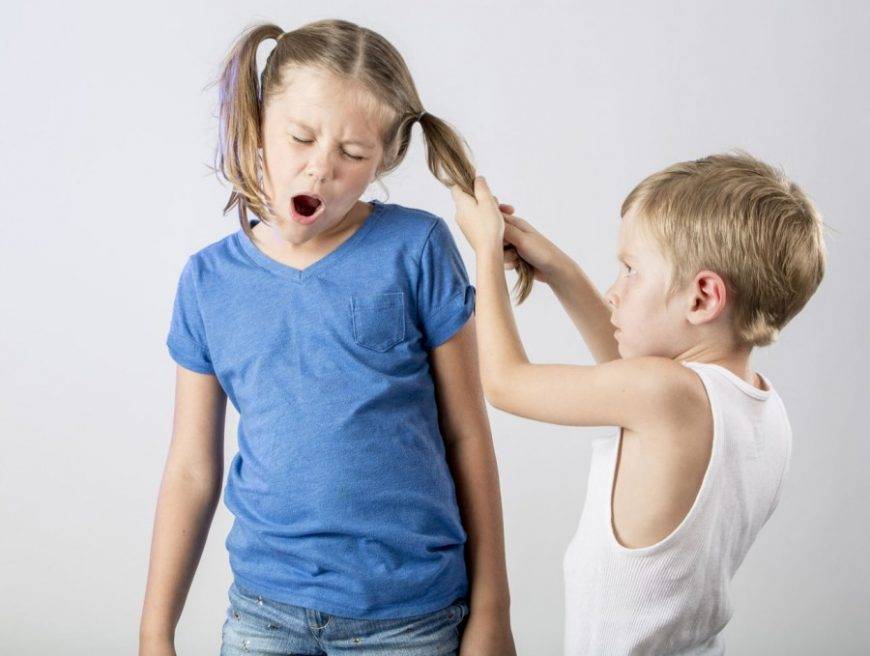 Ребенок бьет себя по голове: как реагировать родителям?