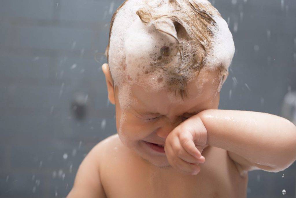 Почему дети плачут после ванны