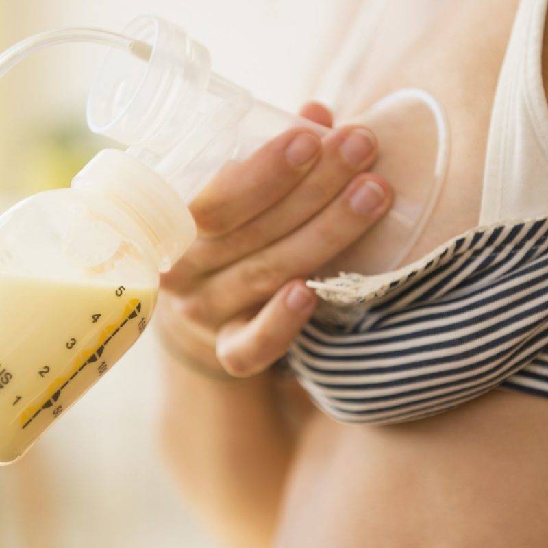 Как грамотно и безопасно сцеживать вручную грудное молоко?