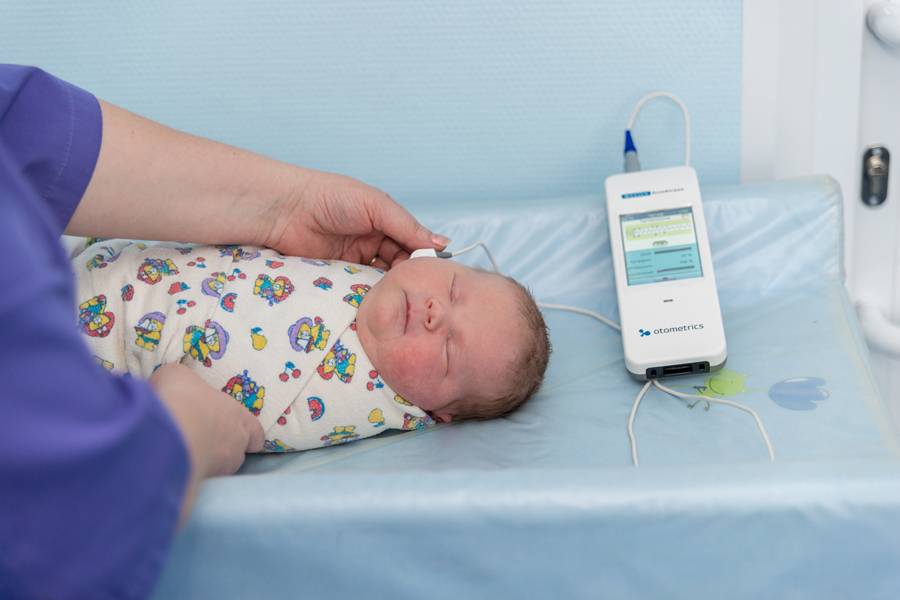 Как проверяют слух у новорожденных: способы проверки, норма и отклонения, советы специалистов