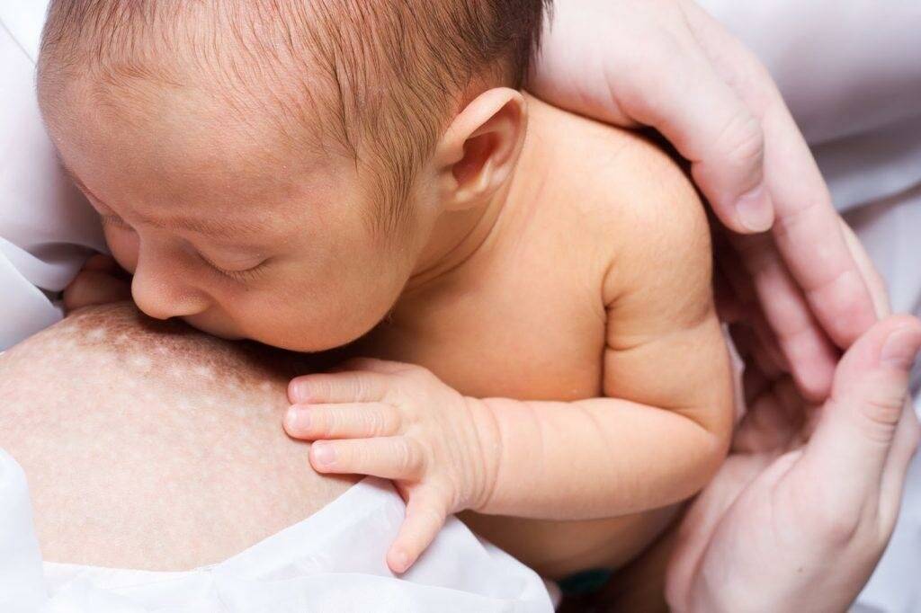 Грудное вскармливание во время орви. можно ли кормить ребенка грудью во время простуды