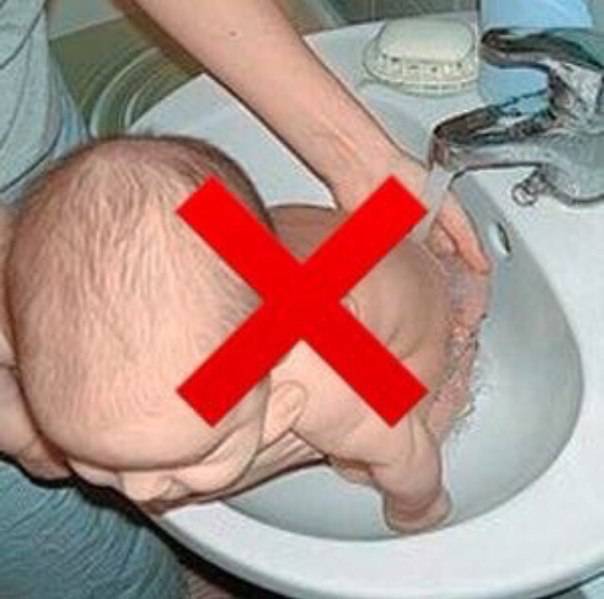 Как правильно подмывать новорожденного ребенка?