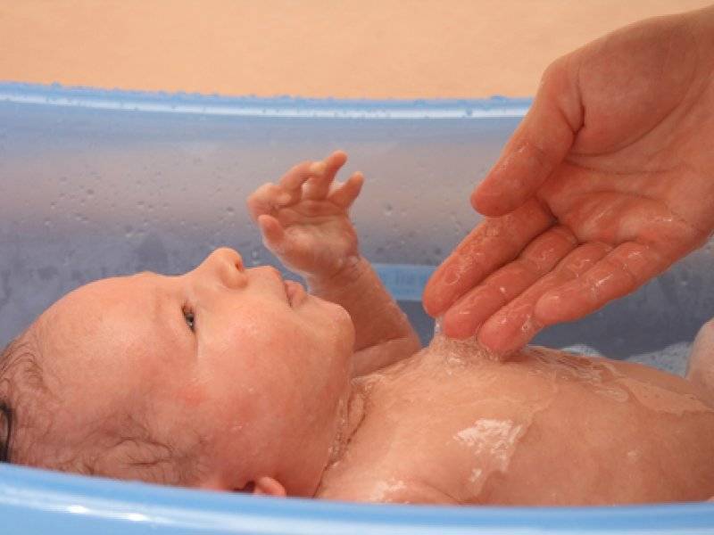 Приучаем ребенка к водным процедурам: как купать новорожденного первый раз дома?