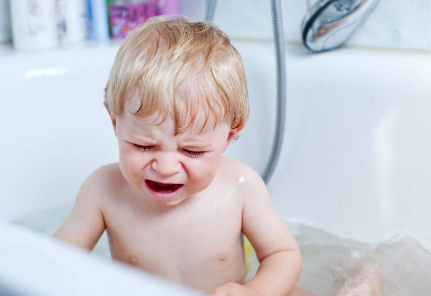 Почему двухмесячный ребенок плачет после ванны