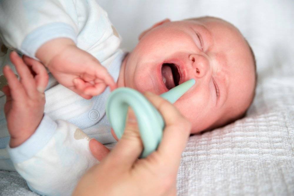 Насморк у грудничка (новорожденного): как лечить сопли до 1 года, что делать?