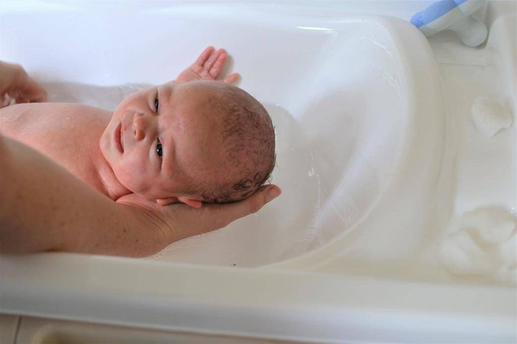Как правильно купать новорожденного ребенка в ванночке