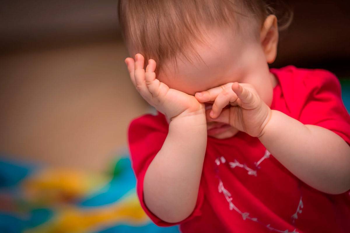 Почему у новорожденного и ребенка старше года закисают глаза: причины и .