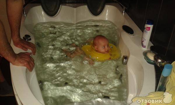 Купание новорожденного в большой ванне: видео инструкция / zonavannoi.ru