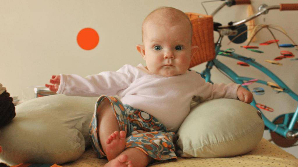 Когда можно ставить на ножки грудничка девочку или нужно ли ставить ребенка на ножки в 2, 3, 4, 5, 6 месяцев с поддержкой