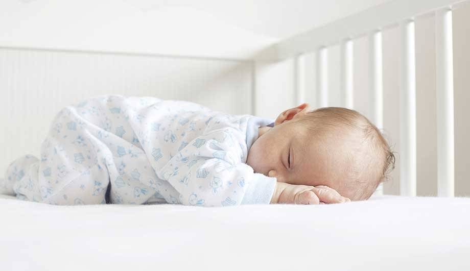 Как уложить спать новорожденного и грудничка, как быстро и в какой позе