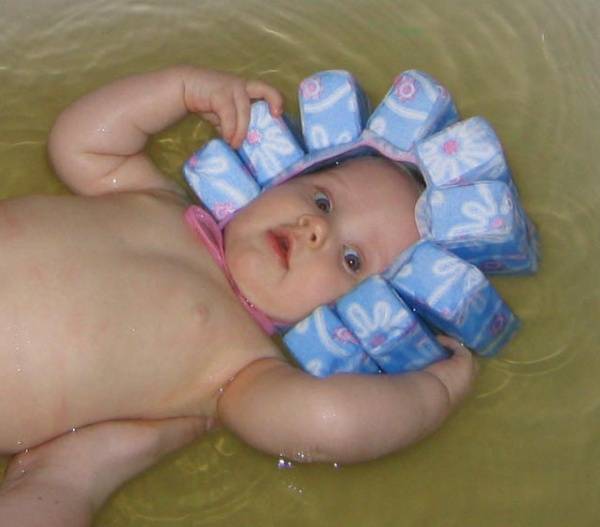 Шапочка для купания ребенка: безопасность водных процедур