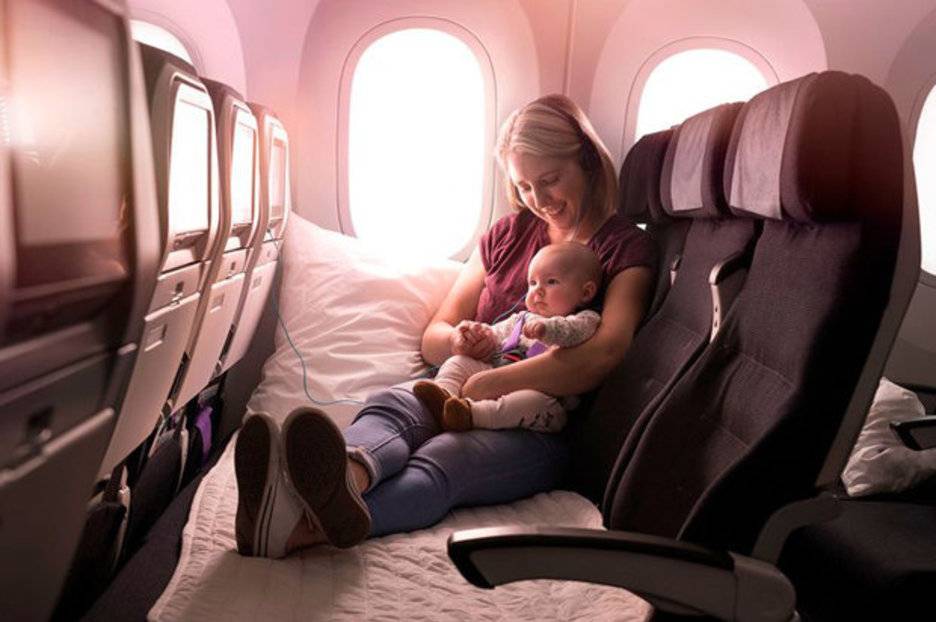 Перелет с грудным ребенком: правила в самолете с младенцем в 1 год