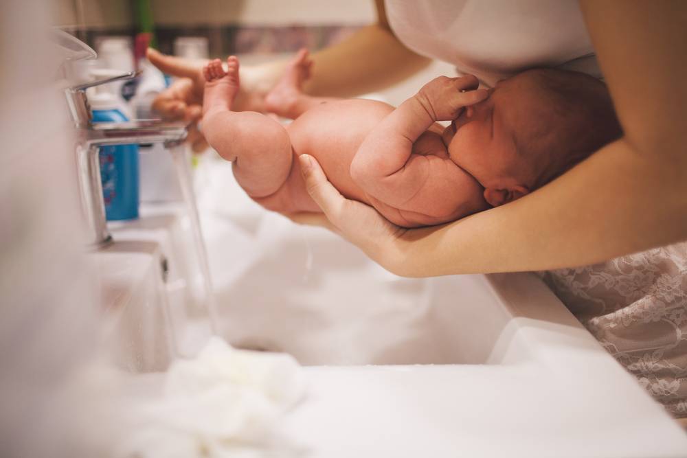 Как правильно мыть и подмывать новорожденного мальчика под краном: фото и видео об интимной гигиене грудничка до года
