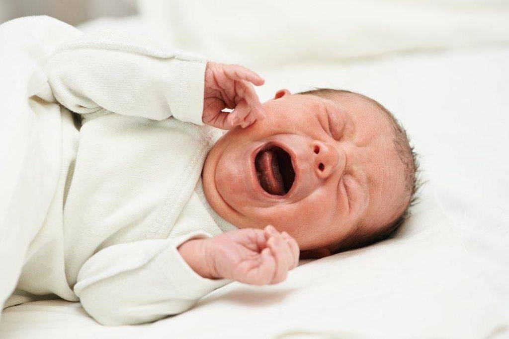 У новорожденного болит животик — как помочь
