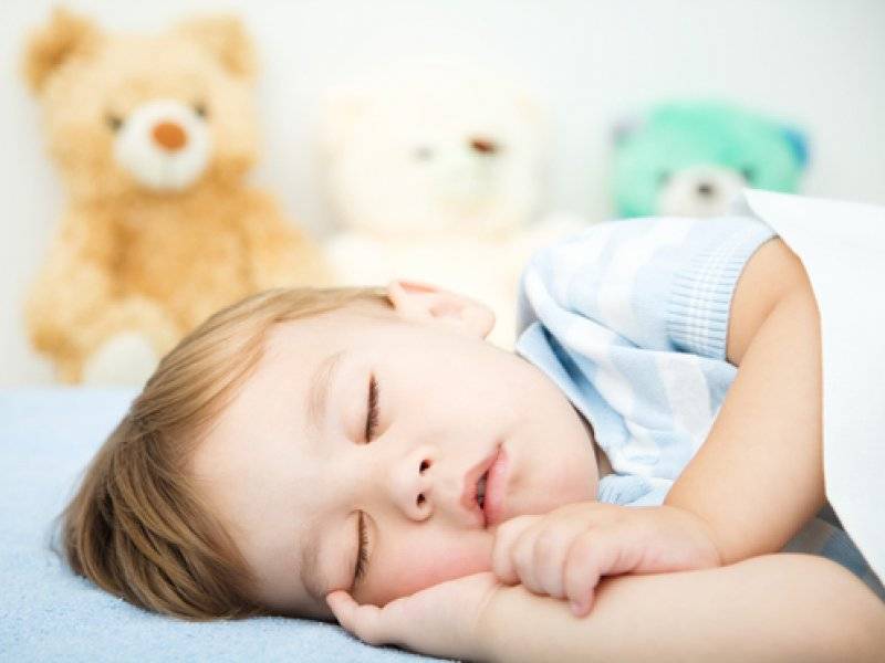Ребенок плачет перед сном, не может заснуть в 3-4 месяца: чем помочь грудничку?