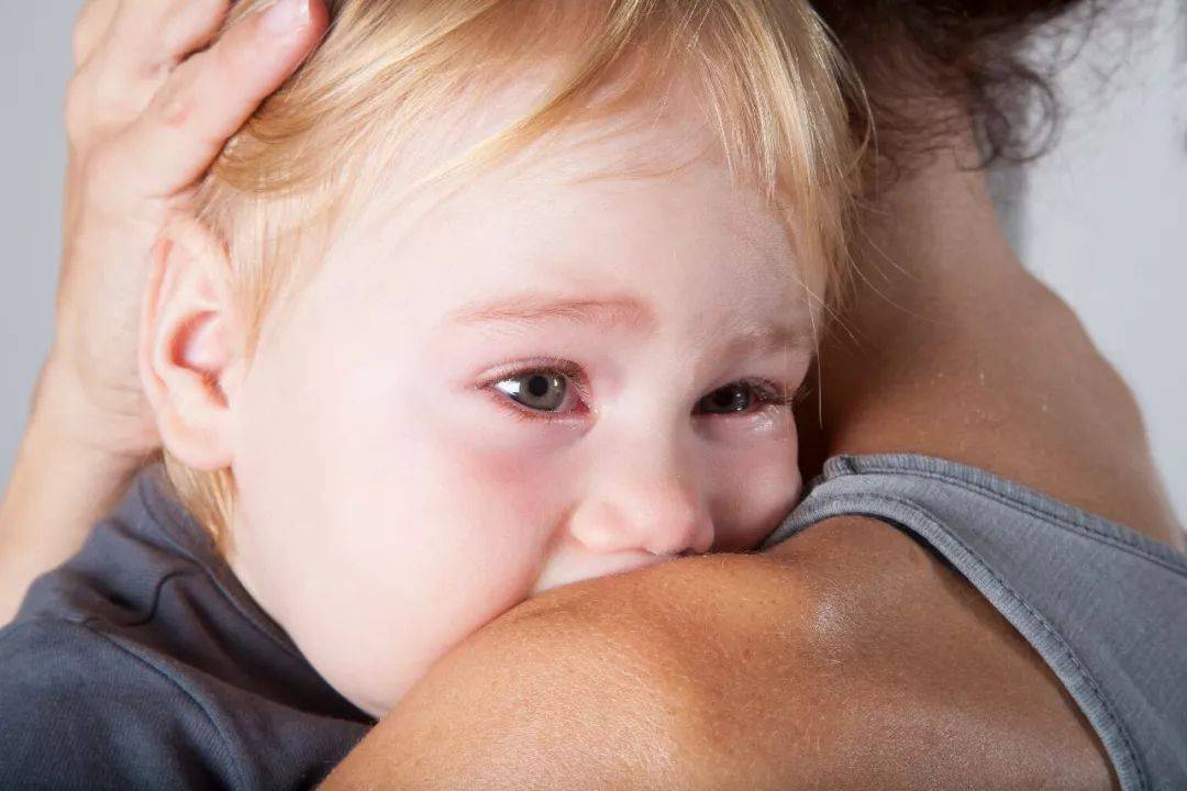 Почему ребенок плачет и что с этим делать маме