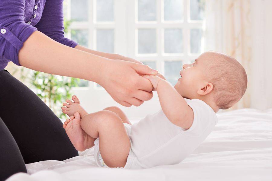 Как научить ребенка сидеть самостоятельно: упражнения для малышей 6, 7 и 8 месяцев, чем опасно присаживание грудничков, когда должен садиться сам и т.д.