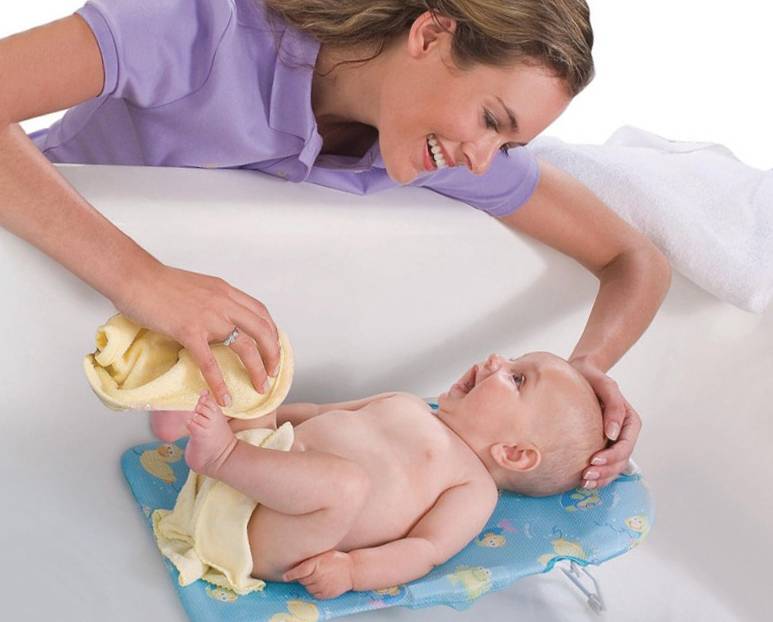 Как держать новорожденного при купании – советы молодым родителям