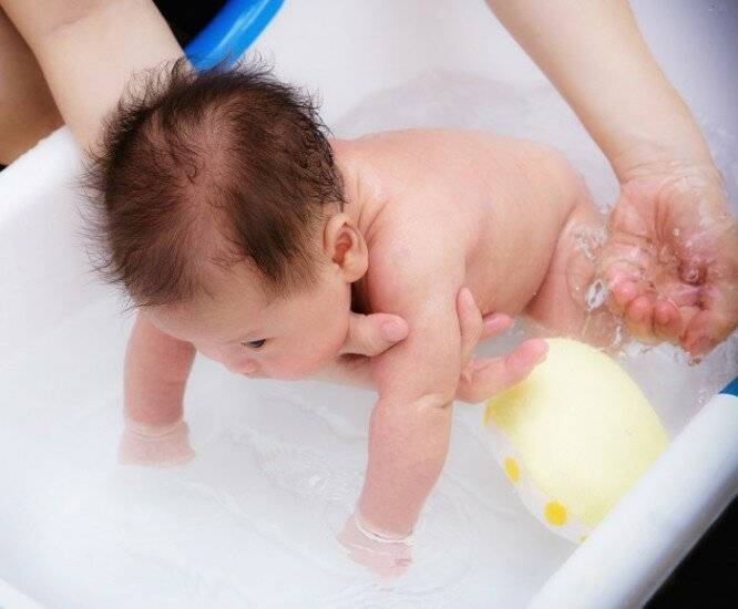 Как правильно подмывать новорожденную девочку под краном