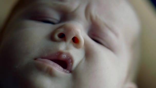 Причины появления мозоли на верхней губе у новорожденного ребенка и грудничка
