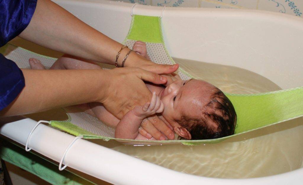 Как купать новорожденного ребенка первый раз дома: когда, видео