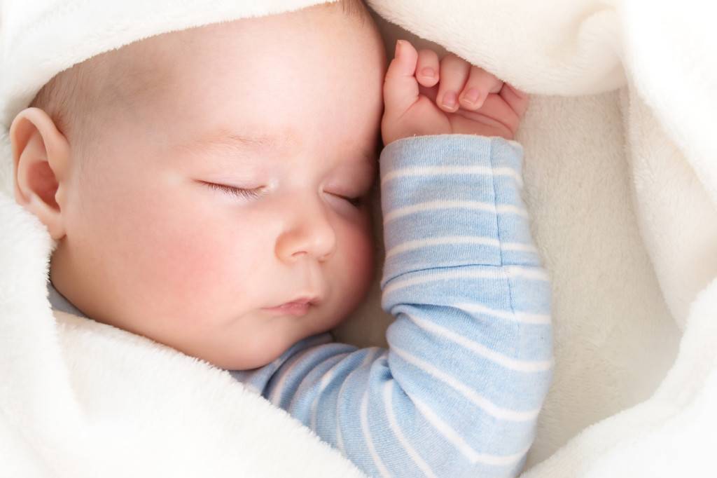 Почему новорожденный ребенок беспокойно спит ночью
