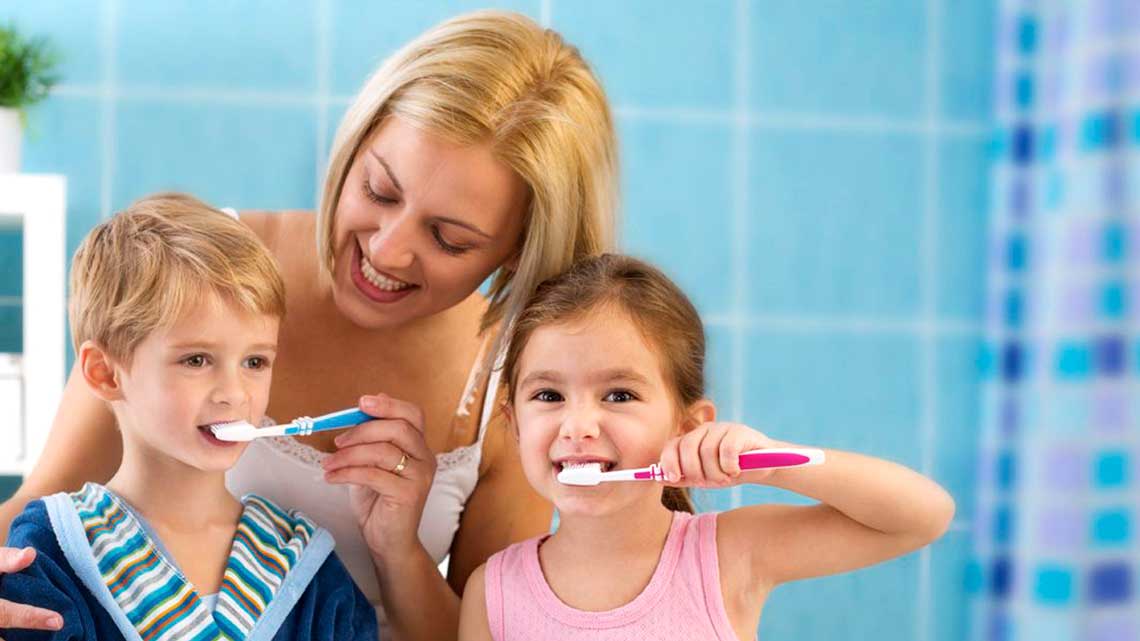 Когда начинать чистить зубы малышу, как научить ребенка в 1-2 года?