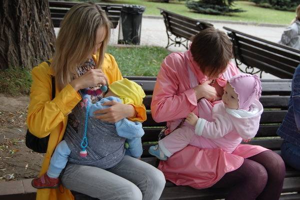 Как организовать грудное вскармливание вне дома: на прогулке, в кафе, в автомобиле. как кормить ребенка грудью в общественном месте