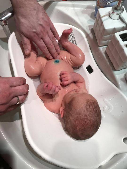 Как подмывать новорожденного мальчика?
