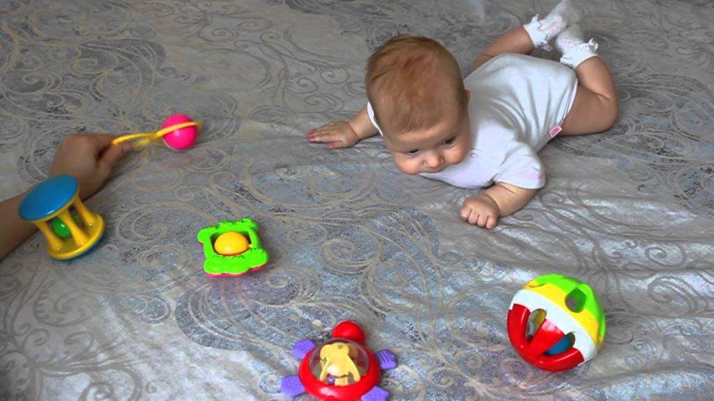 Развитие ребёнка в 7 месяцев: рост, вес и навыки малыша