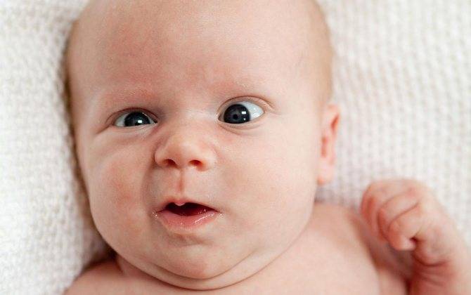 Когда новорожденный начинает видеть: когда ребенок начинает смотреть после рождения и приобретать живой взгляд - во сколько месяцев у грудничка взгляд фокусируется, видят ли новорожденные мир перевернутым