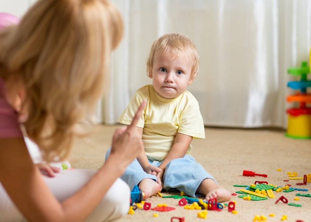 Почему ребенок ломает игрушки и как от этого отучить?