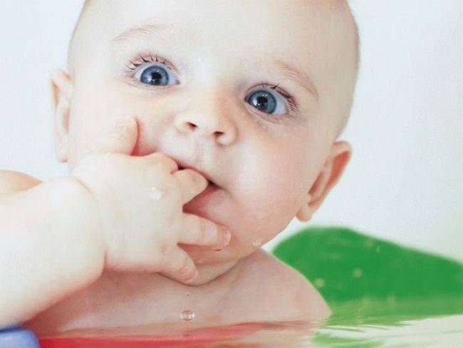 Почему у ребенка до года сильно текут слюни, и чем характеризуется физиологическое явление, опасно ли оно?