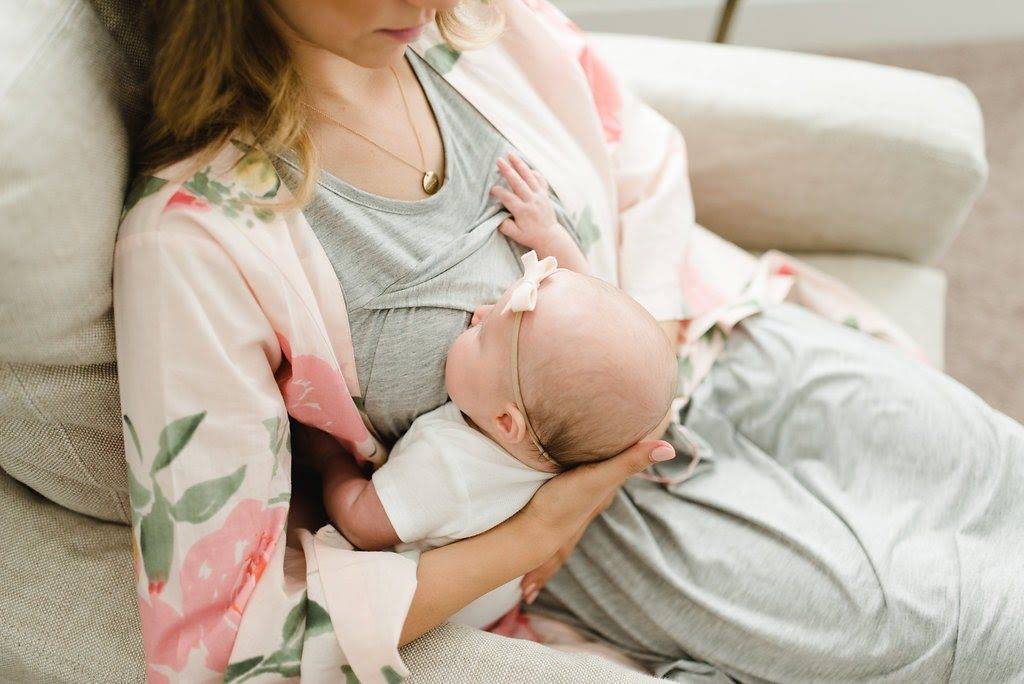 Как правильно держать новорожденного ребенка