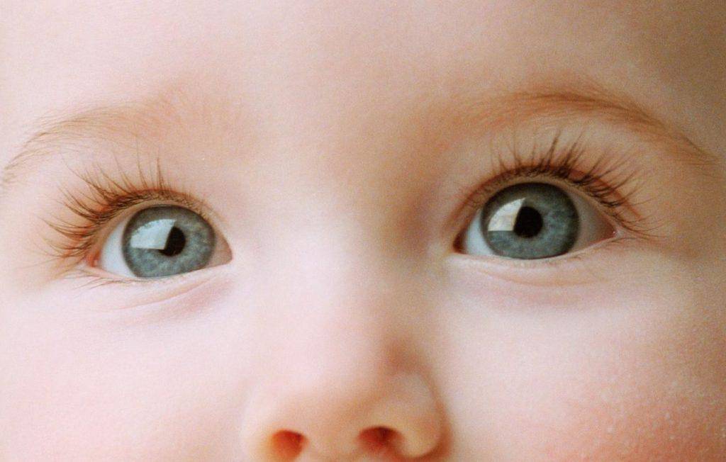 Когда у детей начинает меняться цвет глаз