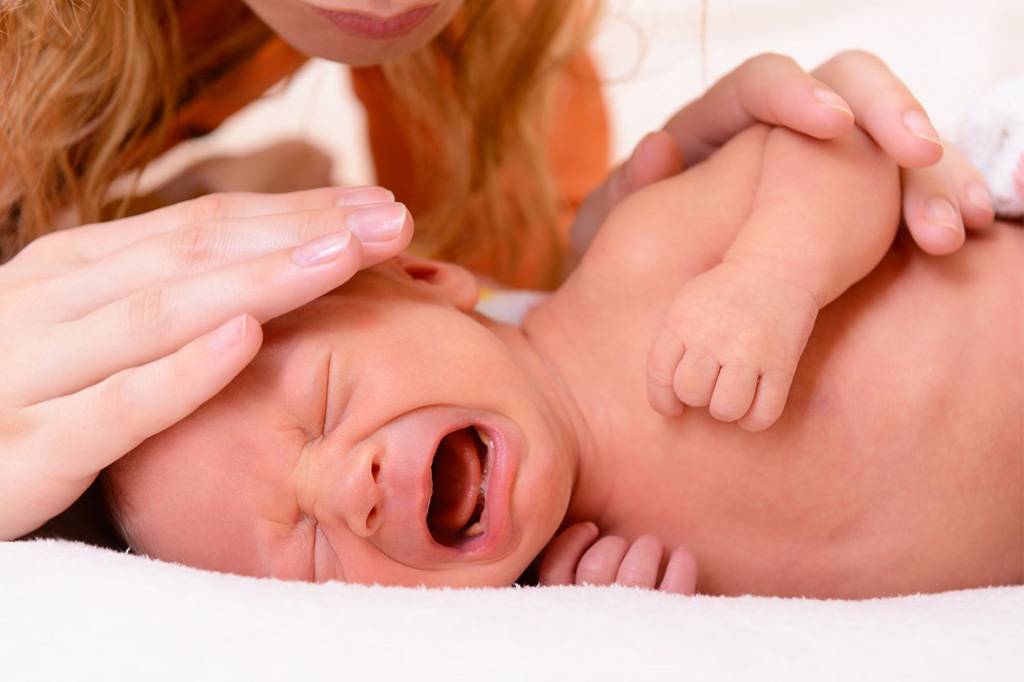 Ребенок плачет после кормления смесью – причины