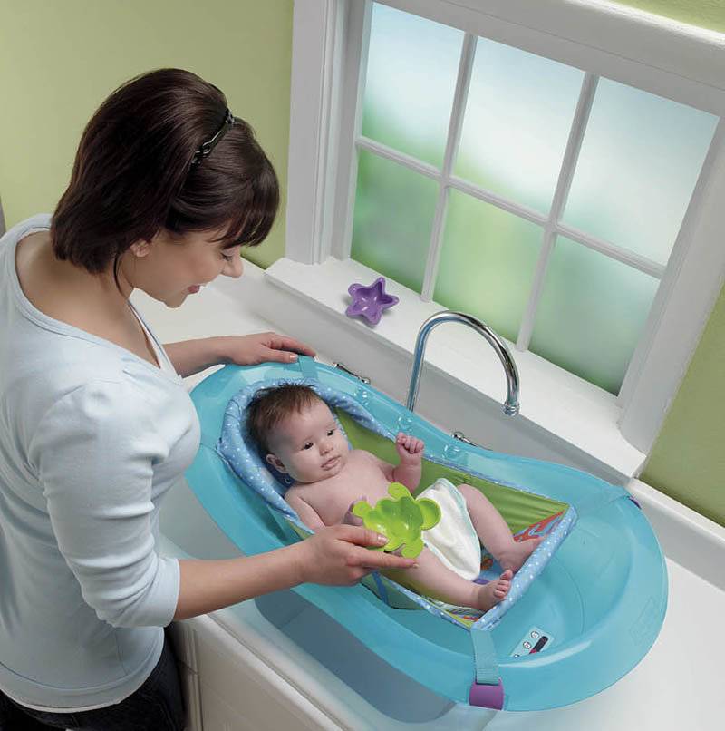 Как купать ребёнка в ванночке с горкой
