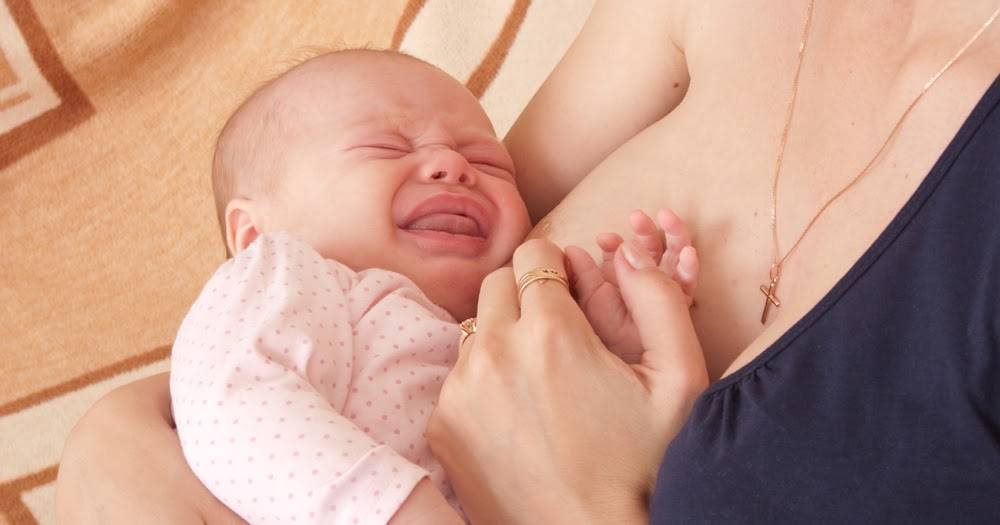 Ребенок плачет после кормления грудным молоком