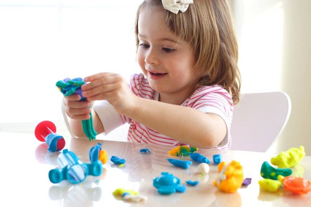 Почему ребенок ломает свои игрушки: что делать, советы