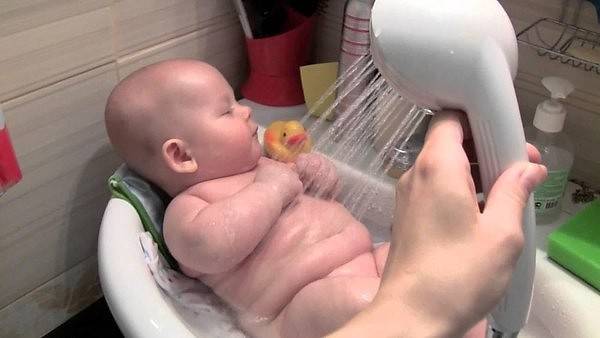 Основные правила как держать новорожденного ребенка: при купании, кормлении и после, при подмывании и другие позы